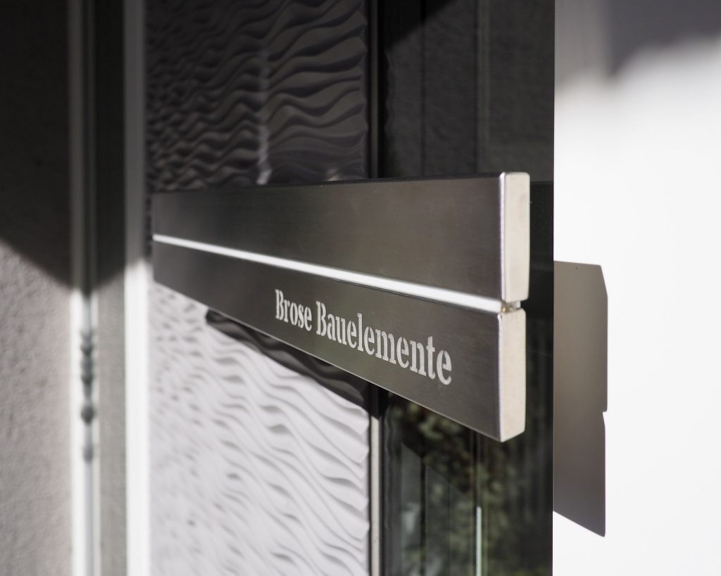 Hochwertige Tür mit Griff - Brose Bauelemente